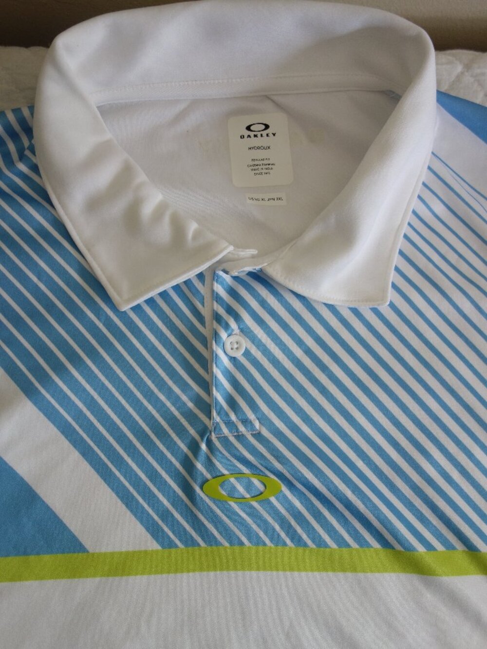 NWT $50 OAKLEY White Polo Hydrolix Shirt w/ Blue Green Stripes – Mens XL